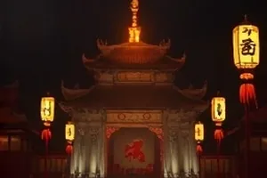 《末班地铁的乘客》空荡车厢与扶手